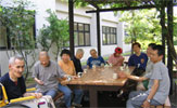 中庭でお茶会