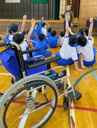 福祉体験学習（車椅子体験）で 地域の小学校にお邪魔しました1