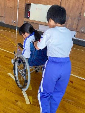 福祉体験学習（車椅子体験）で 地域の小学校にお邪魔しました3