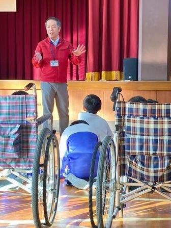 福祉体験学習（車椅子体験）で 地域の小学校にお邪魔しました4