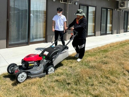 光が丘ワークセンターにて、新しい環境で初めての芝刈りを行いました1