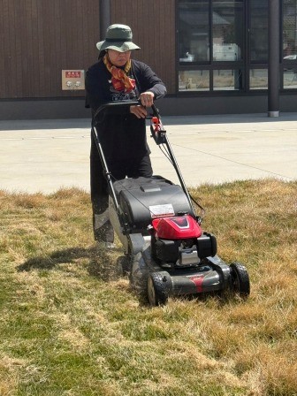 光が丘ワークセンターにて、新しい環境で初めての芝刈りを行いました2
