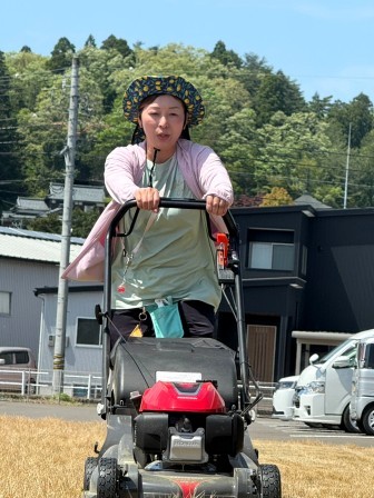 光が丘ワークセンターにて、新しい環境で初めての芝刈りを行いました3