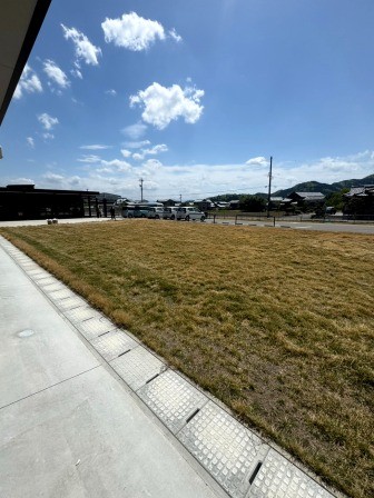 光が丘ワークセンターにて、新しい環境で初めての芝刈りを行いました5