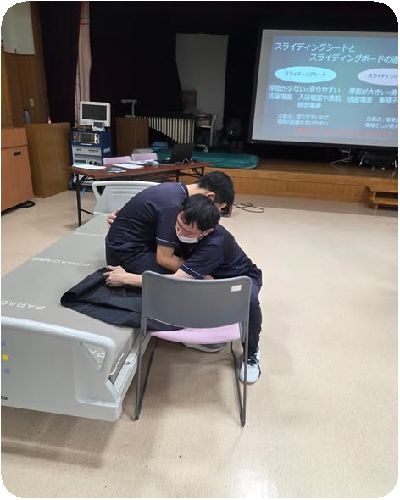 職員を対象とした介護技術研修を行いました2